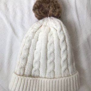 🖤WHITE WINTER HAT WITH POOF BALL